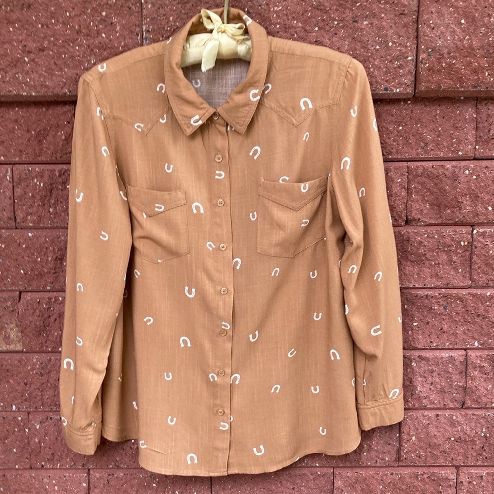 Hippie Rose Tan Shirt with Horseshoe Design M